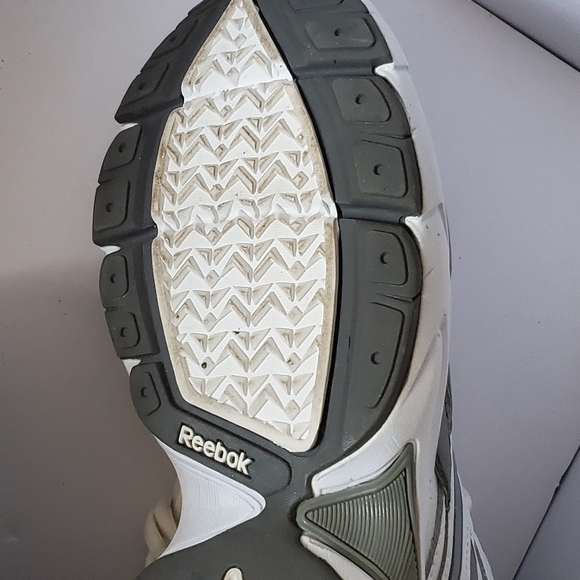 Reebok men's white w/grey stripe shoe 12 - Picture 8 of 13